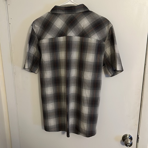 Jack Wolfskin Plaid Short Sleeve Button Down size M - Picture 5 of 5
